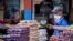 Cubanos en un mercado en La Habana