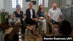 Los representantes demócratas Delia C. Ramírez de Illinois, Maxine Dexter de Oregón, Teresa Leger Fernández de Nuevo México y Mark Pocan de Wisconsin, en conferencia de prensa en La Habana, Cuba, el domingo 12 de julio de 2026.