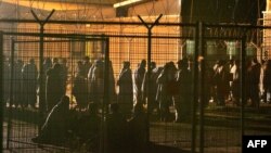 Pasajeros en el Centro de Detención del Aeropuerto de Schiphol, Holanda. Foto Archivo. 