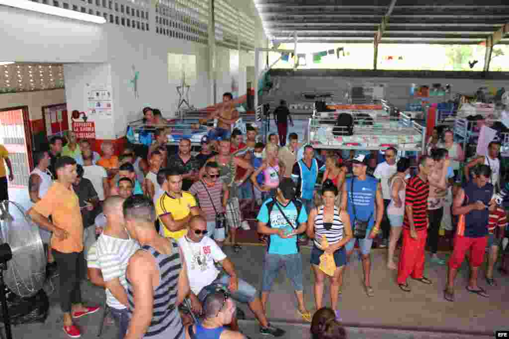  Los cubanos indocumentados varados en la frontera de Panamá con Costa Rica reciben hoy, 6 de enero de 2016, revisión médica y vacunación, luego que uno de los isleños falleciera ayer debido a la gripe AH1N1, en Progreso (Panamá).