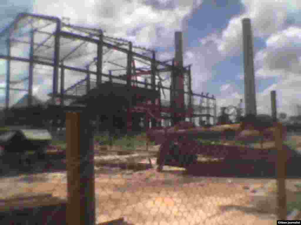 Reportero ciudadano Yosmel Martínez recorre el antiguo Central España en la localidad de Perico, Matanzas.