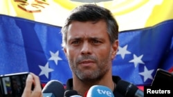 Leopoldo López habla a la prensa desde la residencia del embajador de España en Caracas, mayo 2 de 2019 (Carlos García Rawlins / Reuters).