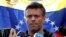 Opositor de Venezuela, Leopoldo López, habla a la prensa desde la residencia del embajador de España en Caracas. 