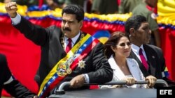 El presidente de Venezuela, Nicolás Maduro (i), acompañado de la primera dama.