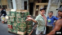 Recolectores de materia prima esperan su turno para vender su mercancía. Foto de archivo