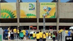 Un grupo de hinchas de Brasil llegan al estadio de Mineirao, donde hoy, miércoles 26 de junio, se disputa el partido entre Brasil y Uruguay, por la semifinal de la Copa de las Confederaciones. 