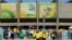 Un grupo de hinchas de Brasil llegan al estadio de Mineirao, donde hoy, miércoles 26 de junio, se disputa el partido entre Brasil y Uruguay, por la semifinal de la Copa de las Confederaciones. 