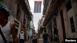 Cubanos se protegen con nasobucos del contagio del coronavirus. REUTERS/Alexandre Meneghini