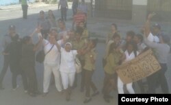 Damas de Blanco arrestadas frente a la sede en Lawton Foto Angel Moya Domingo 4 de febrero