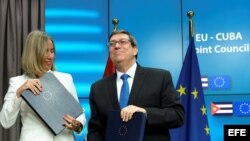 La jefa de la diplomacia europea, Federica Mogherini, intercambia documentos con el canciller cubano, Bruno Rodríguez.