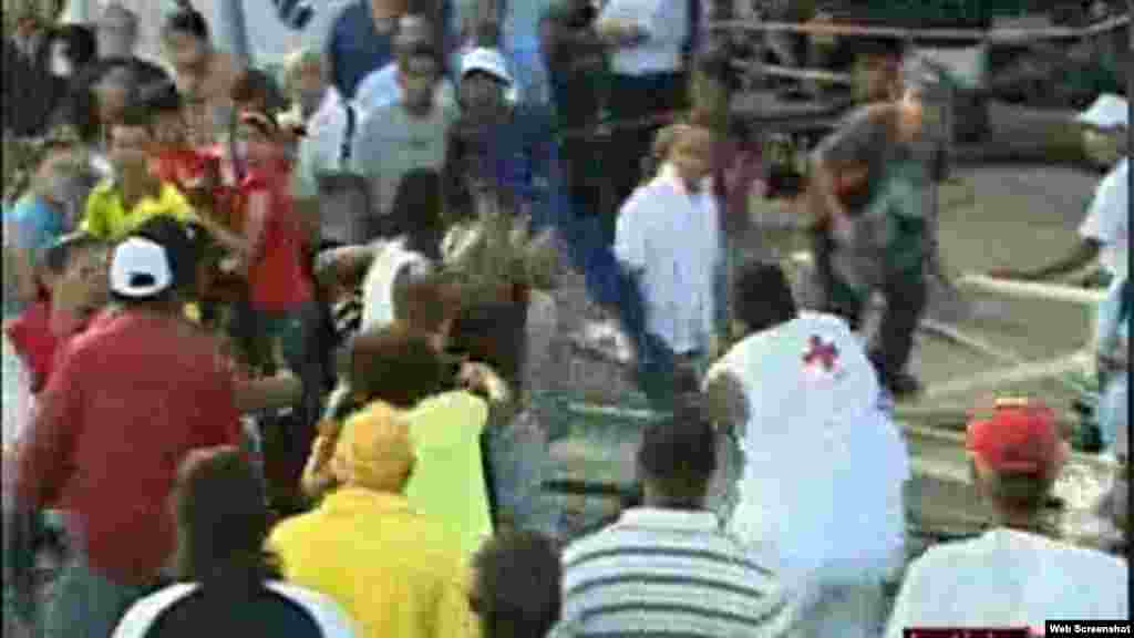 Trabajador de la Cruz Roja vuelve a golpear al opositor pero con la camilla que se usa para trasladar enfermos/ foto cortes&iacute;a de video RCN TV