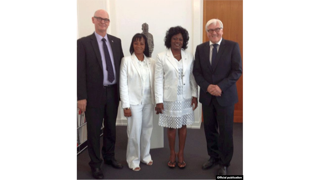 De izquierda a derecha, Martin Lessenthin, Yaquelin Boni, Berta Soler y el ministro alemán Frank-Walter Steinmeier.