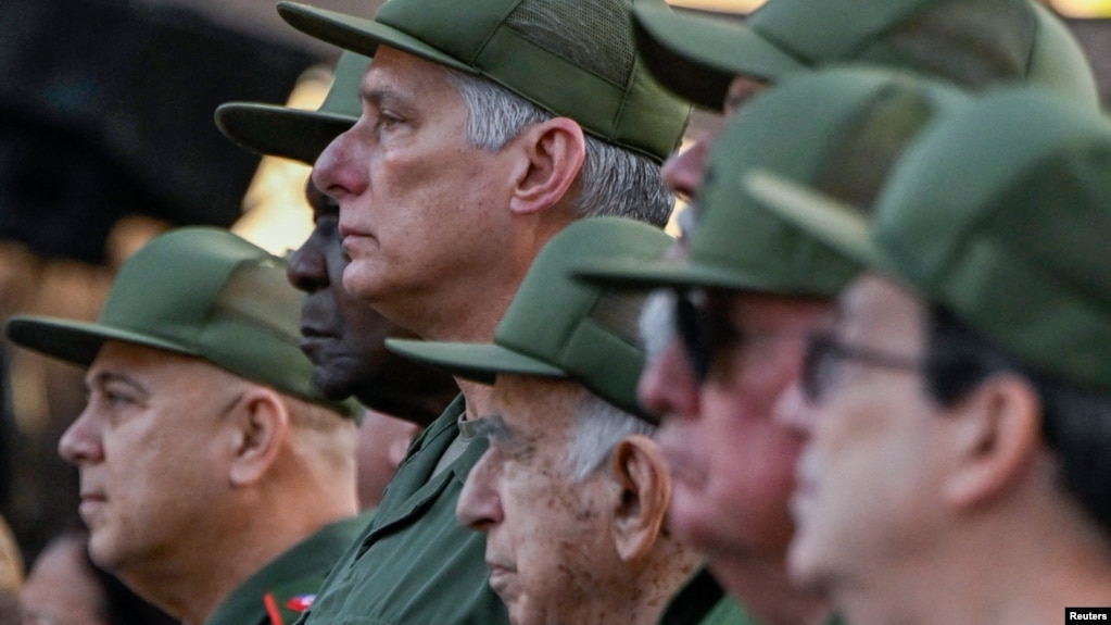 Miguel Díaz-Canel y otras figuras del régimen asisten a una ceremonia conmemorativa del "65.º aniversario de la declaración del carácter socialista de la Revolución Cubana" por parte de Fidel Castro. en La Habana, el 16 de abril de 2026. REUTERS/Norlys Pérez