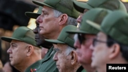 Miguel Díaz-Canel y otras figuras del régimen asisten a una ceremonia conmemorativa del "65.º aniversario de la declaración del carácter socialista de la Revolución Cubana" por parte de Fidel Castro. en La Habana, el 16 de abril de 2026. REUTERS/Norlys Pérez