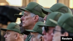 El gobernante cubano Miguel Díaz-Canel junto a otros funcionarios del régimen. 