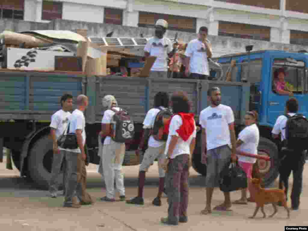 Los artistas de Omni-Zona Franca se ven obligados en 2009 a retirarse de la galería Fayad Jamís en La Habana del Este.