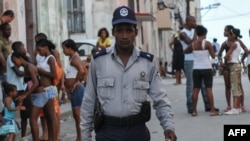 El agente de la policía Marcos López en una calle de La Habana. 
