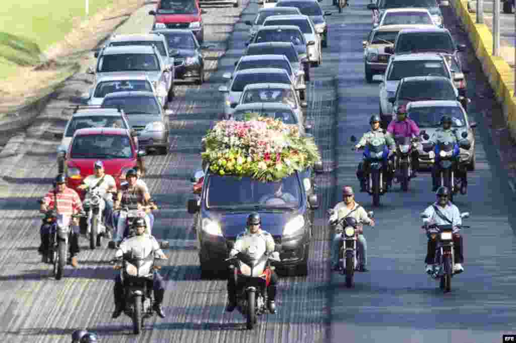 La ciudad venezolana de Valencia estaba de duelo el viernes por la muerte de Génesis Carmona, reina de belleza estudiantil, quien falleció durante una de las protestas políticas contra el presidente Nicolás Maduro. 