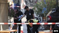Policías revisan la escena tras la explosión en Ansbach. EFE