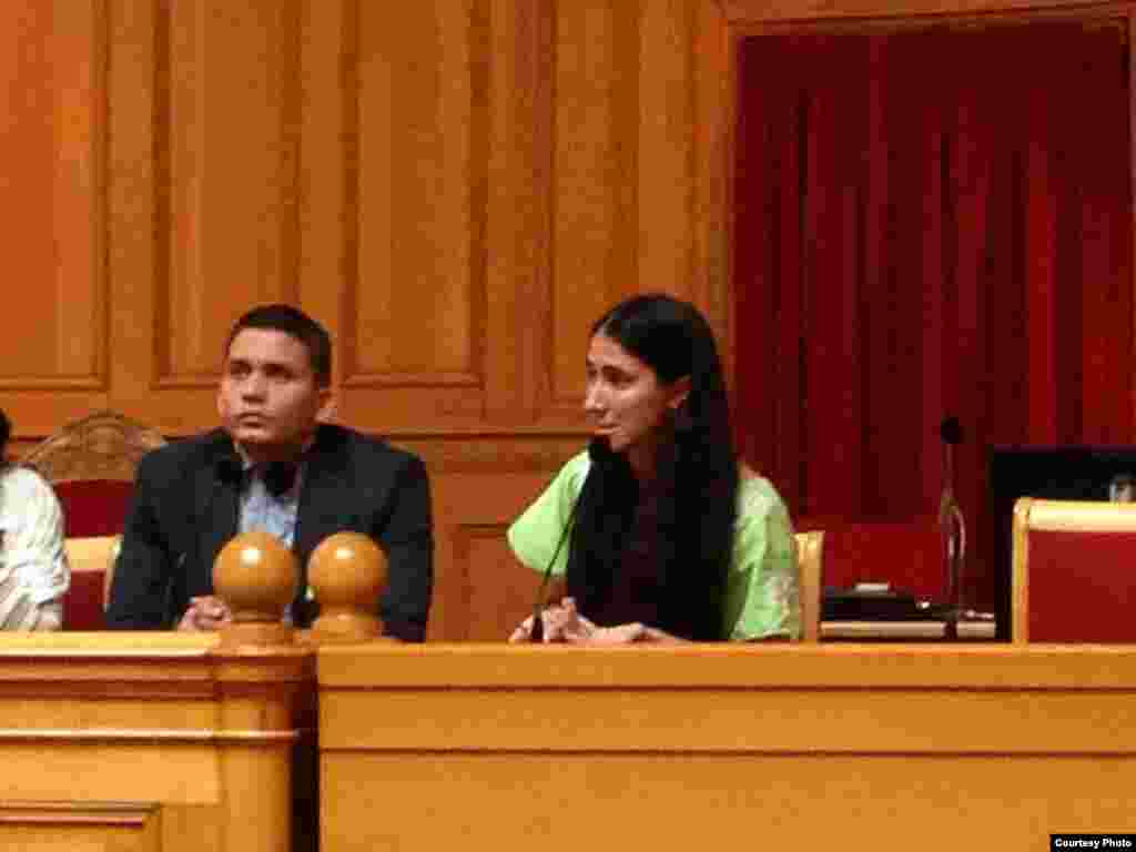 Activistas cubanos en el Parlamento Sueco. Foto: Miscel&aacute;neas de Cuba.