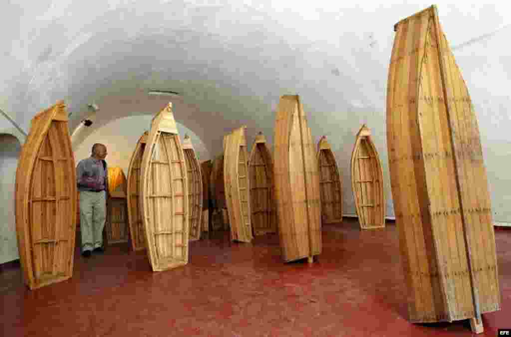 Un hombre recorre la instalación "La conversación", del artista cubano Alexis Leyva "Kcho".