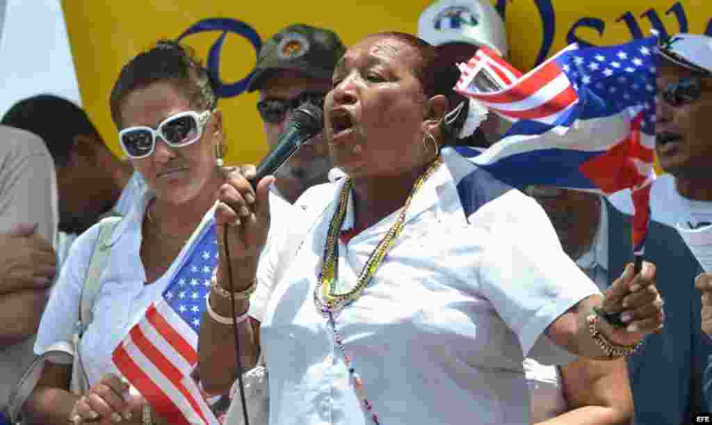 La activista Reina Loyna Tamayo, de las Damas de Blanco, habla hoy, domingo 29 de julio de 2012, en una manifestaci&oacute;n hecha por varias agrupaciones de disidentes cubanos en Miami (EEUU). EFE/GAST&Oacute;N DE C&Aacute;RDENAS