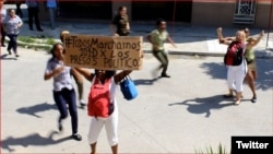 Damas de Blanco se manifiestan en una calle de La Habana para exigir la liberación de los presos políticos.