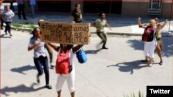 Damas de Blanco se manifiestan en una calle de La Habana para exigir la liberación de los presos políticos.