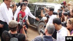 La líder del movimiento democrático de Birmania y premio Nobel de la Paz, Aung San Suu Kyi, habla con los medios de comunicación durante su visita a un centro electoral en Rangún, Birmania.
