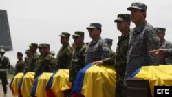 Soldados colombianos permanecen junto a los féretros de soldados muertos en un ataque de la guerrilla comunista de las FARC en zona rural del municipio de Timba, departamento del Cauca.