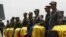 Soldados colombianos permanecen  junto a los féretros de soldados muertos en un ataque de la guerrilla comunista de las FARC en zona rural del municipio de Timba, departamento del Cauca.