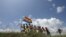 Un grupo de hombres posa con la bandera del movimiento gay en una playa de Cuba. 
