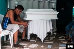 Nelson Gabriel Lorio permanece junto al ataúd de su hijo, Leonardo Lorio, de 14 meses, en su casa en Managua.