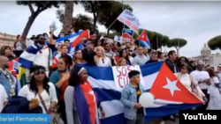 Cubanos en la manifestación en Roma el 23 de octubre de 2021.