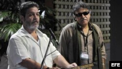 Luis Alberto Albán, alias Marco León Calarcá (i), miembro de la mesa de diálogo de las FARC, junto al comandante Seuxis Paucias Hernández Solarte, alias "Jesús Santrich" (d), responde preguntas a periodistas en La Habana.