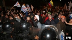 Simpatizantes del candidato centroderechista a la presidencia de Ecuador, Guillermo Lasso, gritan consignas cerca a la sede central del Consejo Nacional Electoral (CNE) hoy