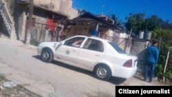 Un auto patrullero frente a la vivienda del periodista independiente Vladimir Turró Páez en La Lisa, La Habana, abril 24 de 2019. (Cortesía de Juan C. Linares).