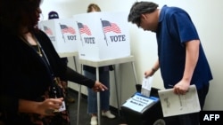 Electores ejercen su derecho al voto en Los Angeles, California. 
