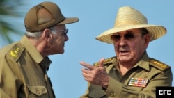Raúl Castro y el ministro del Interior Abelardo Colomé (d-i). Archivo.
