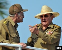 Raúl Castro (d) conversa con el ministro del Interior, Abelardo Colomé (i). Foto Archivo.