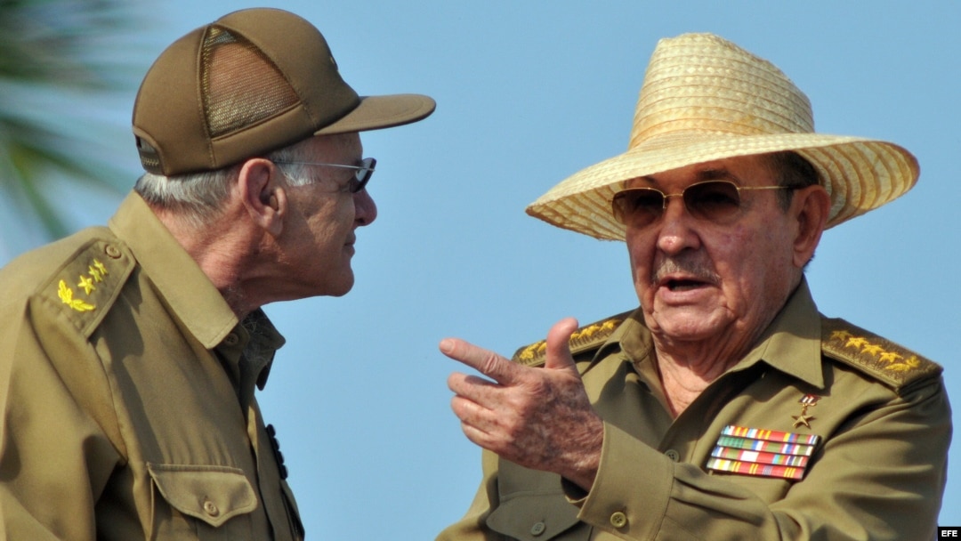 Raúl Castro y el ministro del Interior Abelardo Colomé (d-i). Archivo.