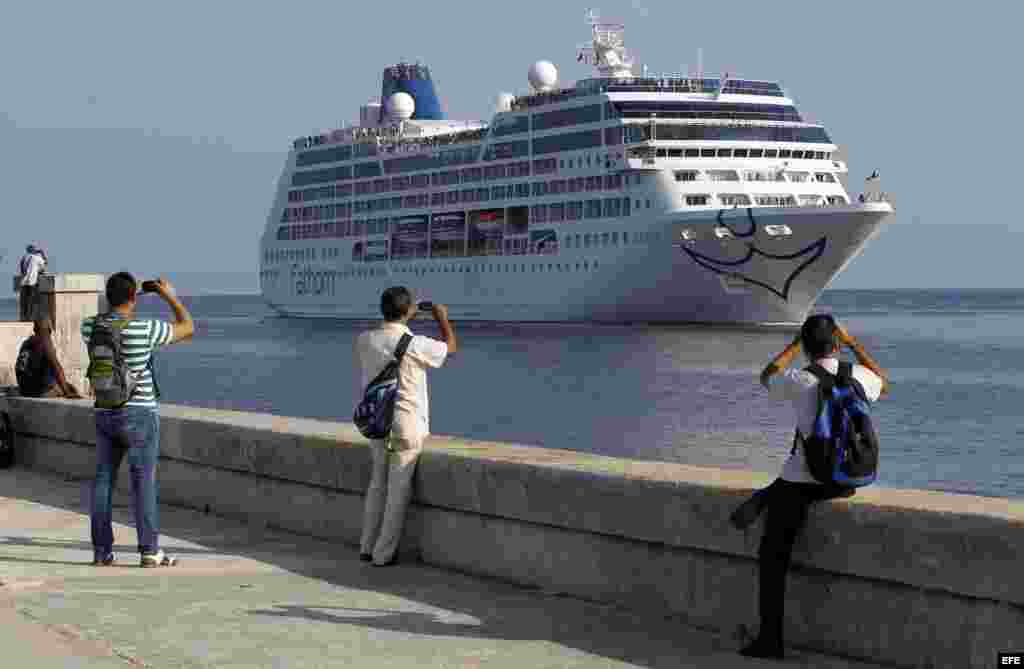 El buque Adonia &nbsp;de la empresa Carnival, a su llegada hoy, lunes 2 de mayo de 2016, a La Habana, Cuba.