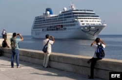 El Adonia, de Carnival, llega al Puerto de La Habana.