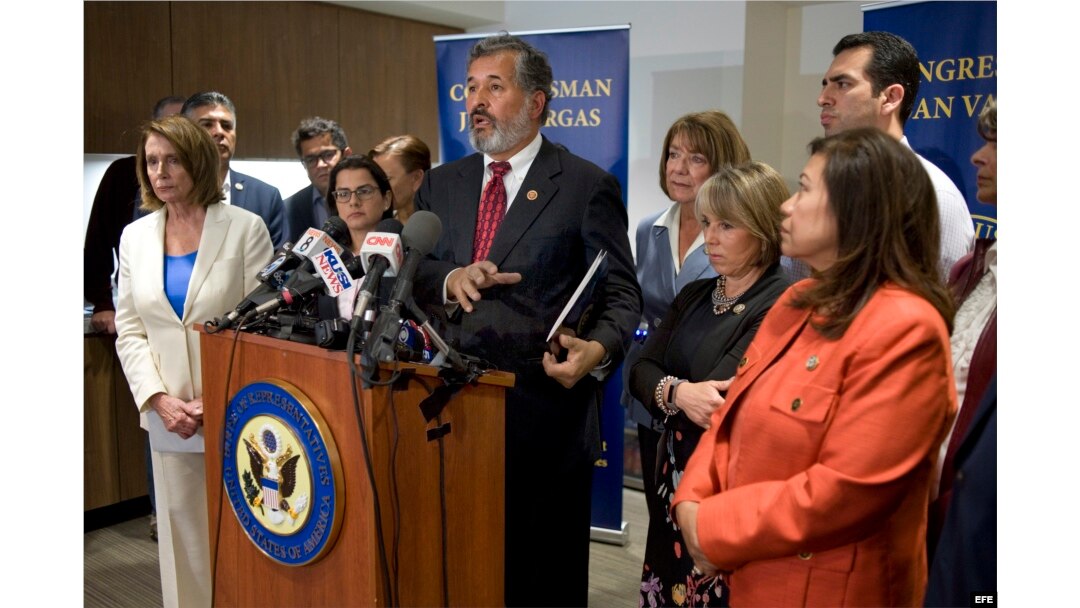Congresistas estadounidenses visitan centros de detención de inmigrantes.