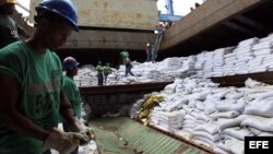 Un grupo de trabajadores desvela varios contenedores ocultos entre sacos de azúcar y que presumiblemente contienen material bélico, dentro del barco norcoreano Chong Chon Gang hoy, martes 16 de julio de 2013, en el muelle de Manzanillo en Colón (Panamá). 