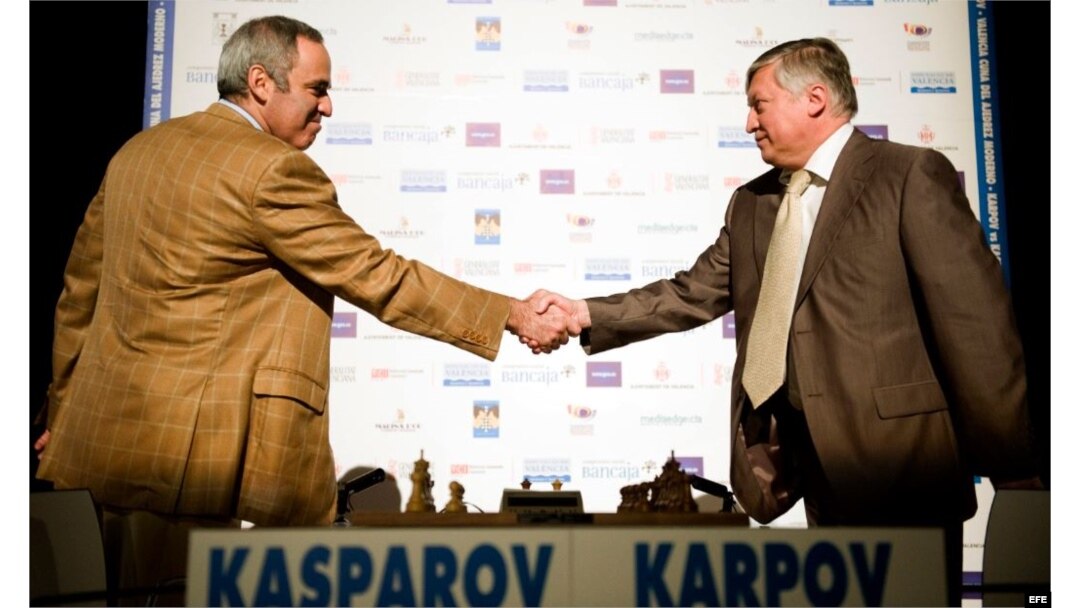 (i-e) Gary Kasparov y Anatoly Karpov, el 24 de septiembre de 2009, en Valencia, España.