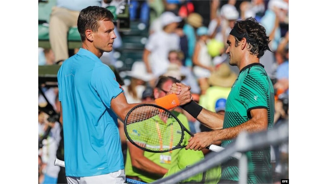 El suizo Roger Federer saluda al checo Tomás Berdych luego de vencerlo.