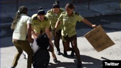 La líder de las Damas de Blanco, Berta Soler, es arrestada a la salida de la sede del grupo opositor en La Habana. "En Cuba hay violencia de género, y violencia política contra la mujer en el ámbito público”, dijo el martes una activista al Parlamento Europeo.