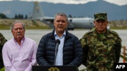 El presidente de Colombia, Iván Duque, acompañado del ministro de Defensa, Guillermo Botero (izq.). 