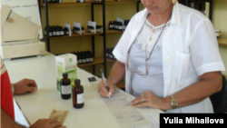 Reporta Cuba. Venta de medicinas por tarjetón en una farmacia cubana.